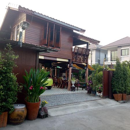 Ruenthip Homestay Bangkok Bagian luar foto