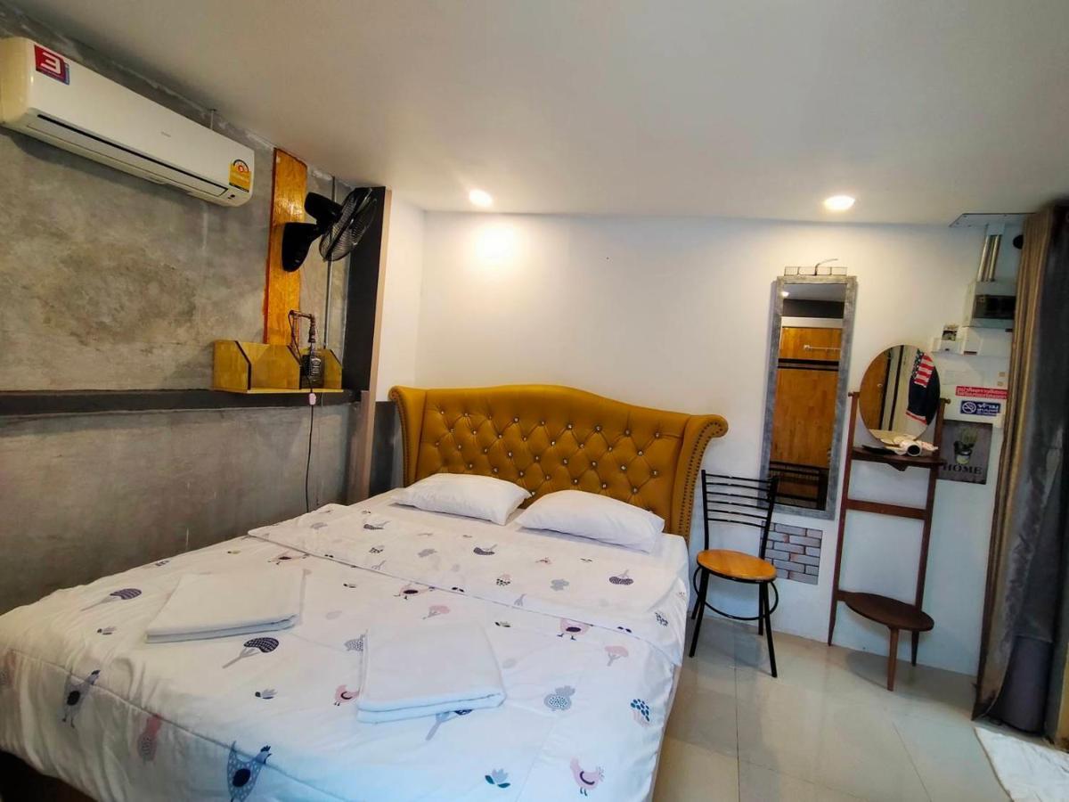 Ruenthip Homestay Bangkok Bagian luar foto