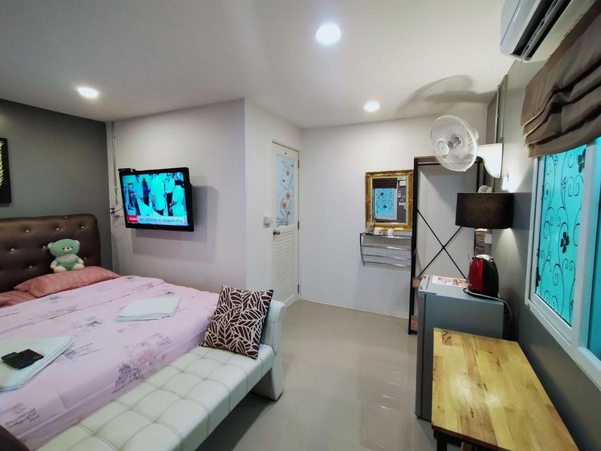 Ruenthip Homestay Bangkok Bagian luar foto