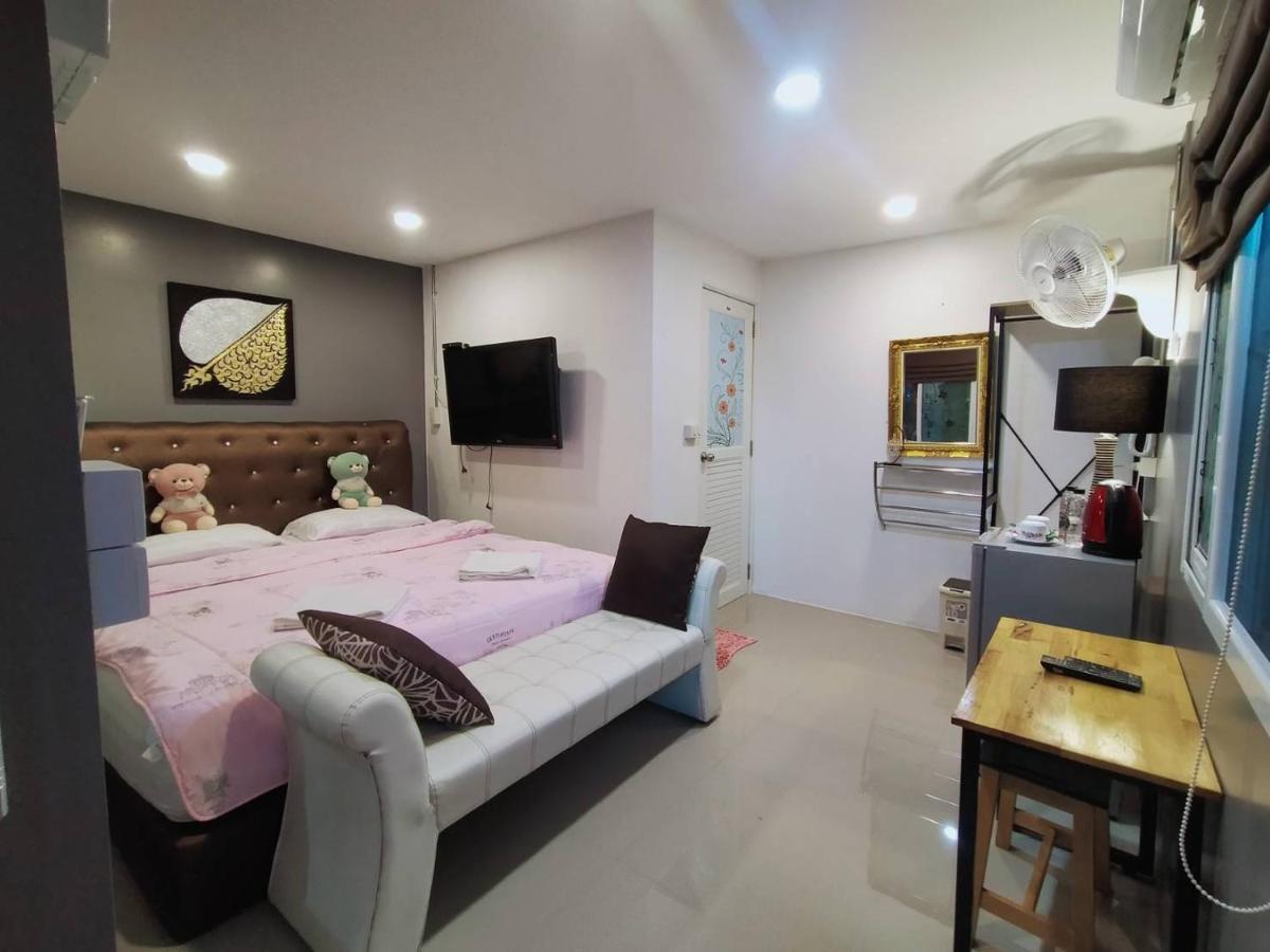 Ruenthip Homestay Bangkok Bagian luar foto