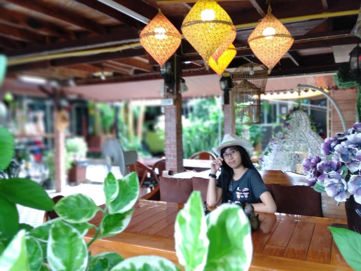 Ruenthip Homestay Bangkok Bagian luar foto