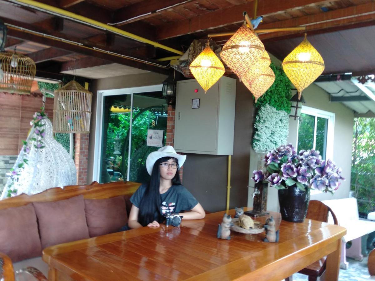 Ruenthip Homestay Bangkok Bagian luar foto