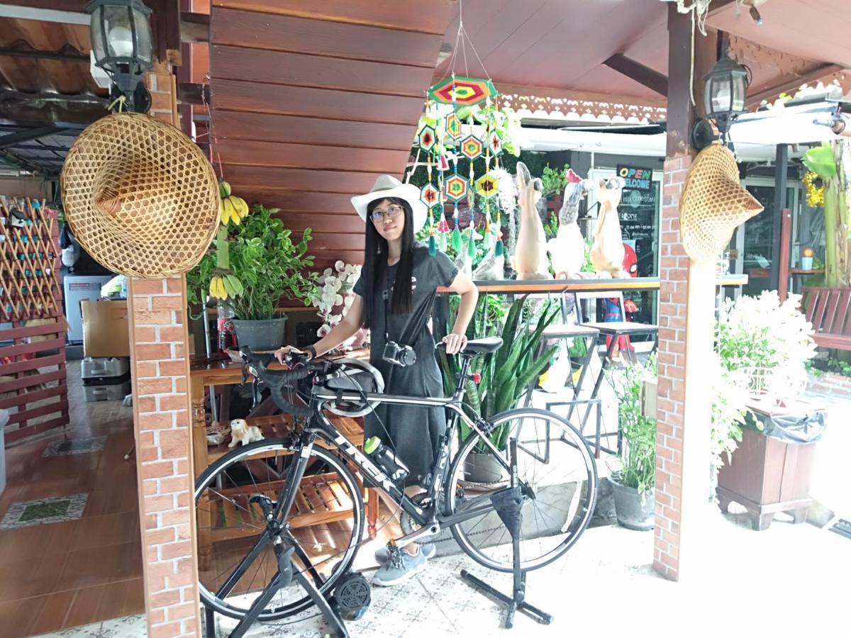 Ruenthip Homestay Bangkok Bagian luar foto