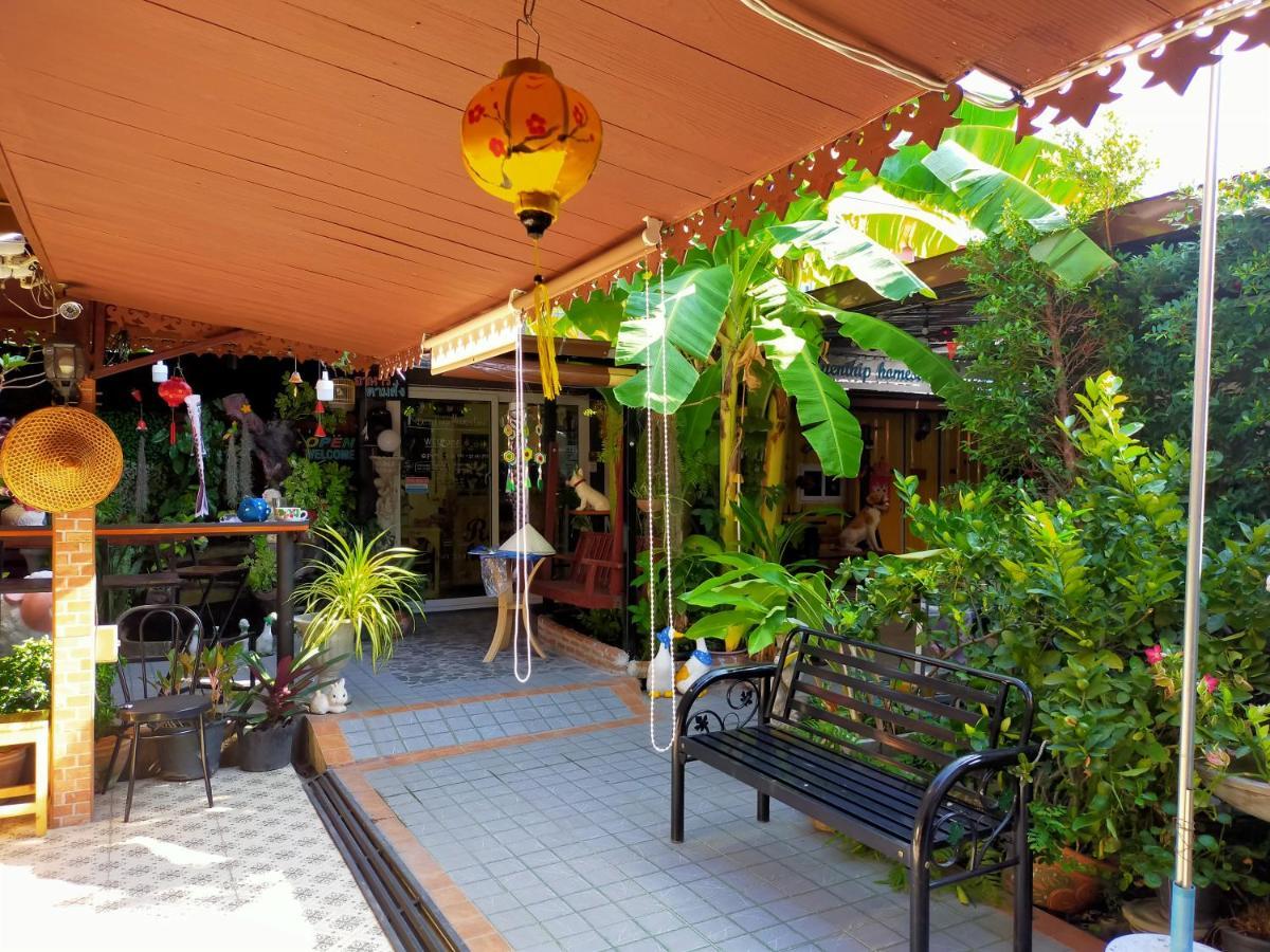 Ruenthip Homestay Bangkok Bagian luar foto