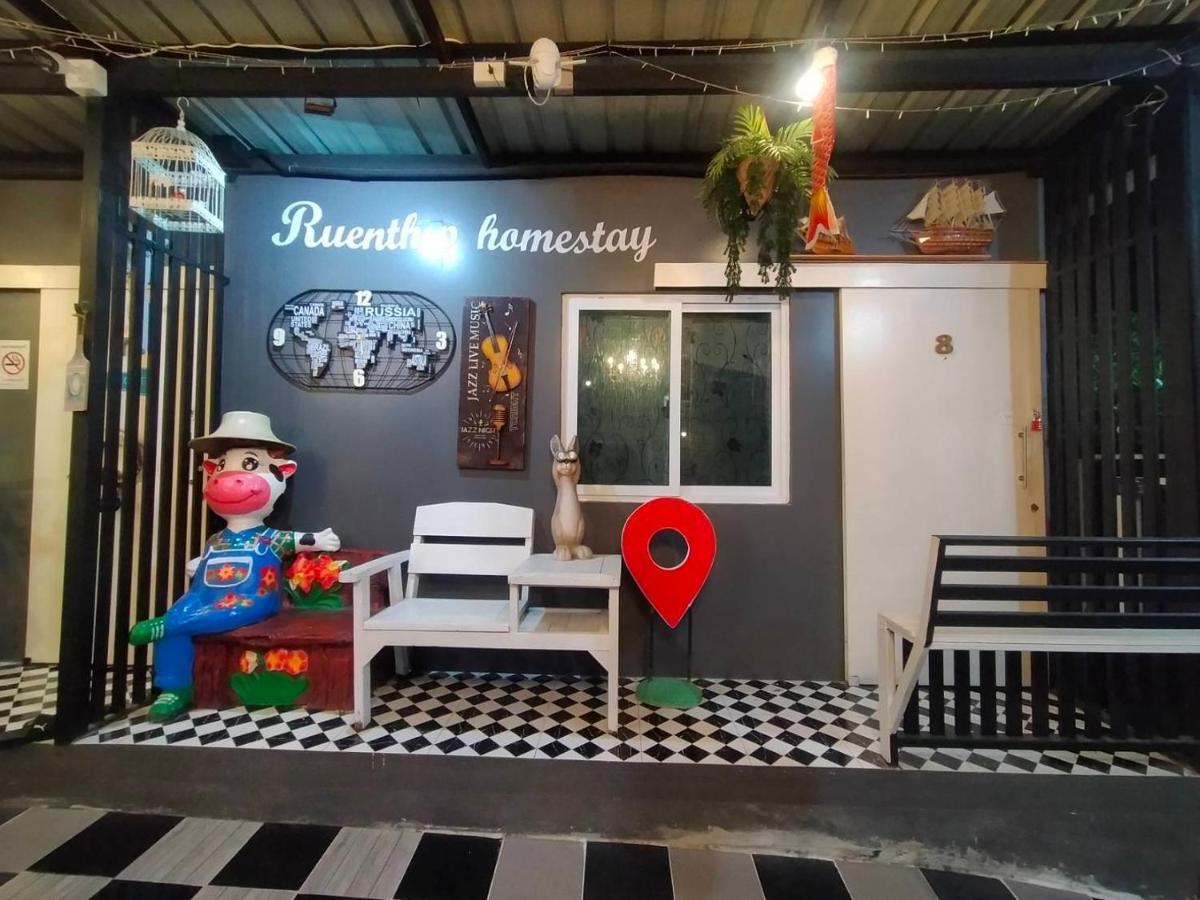 Ruenthip Homestay Bangkok Bagian luar foto