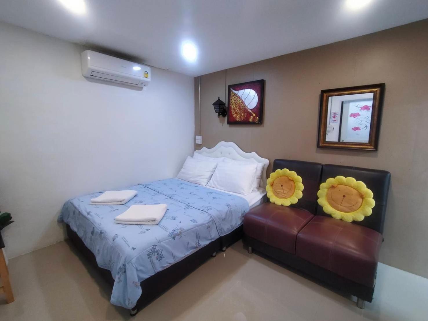 Ruenthip Homestay Bangkok Bagian luar foto