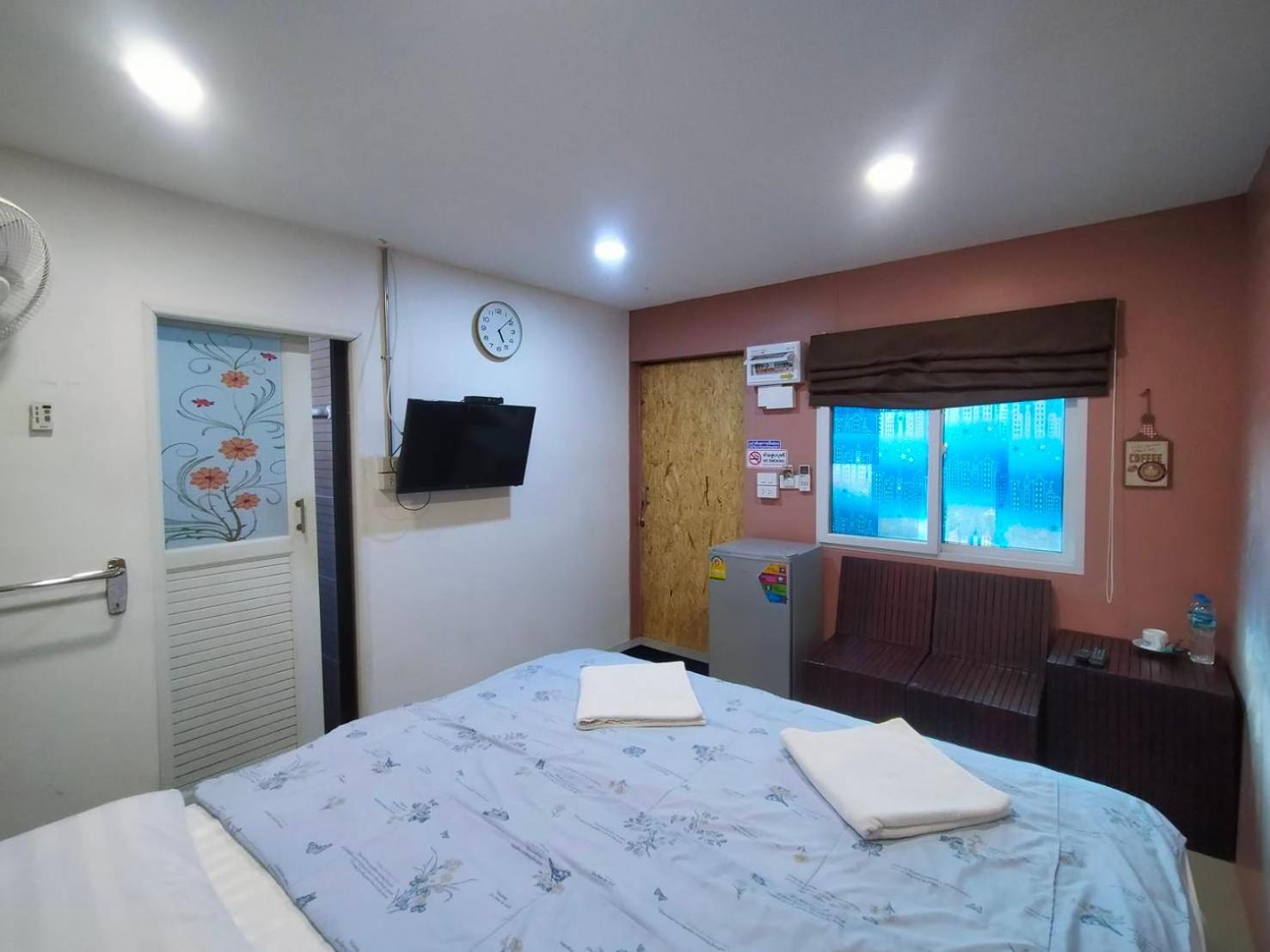 Ruenthip Homestay Bangkok Bagian luar foto