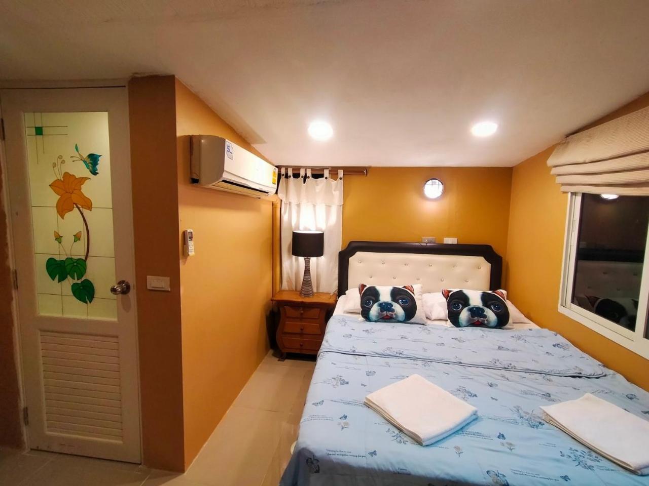 Ruenthip Homestay Bangkok Bagian luar foto