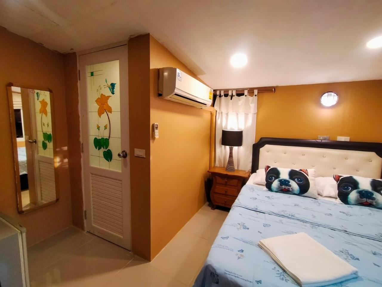 Ruenthip Homestay Bangkok Bagian luar foto