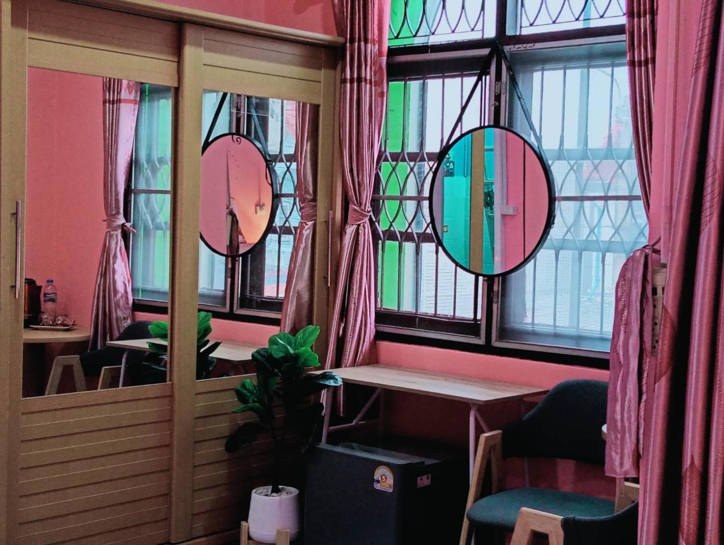 Ruenthip Homestay Bangkok Bagian luar foto
