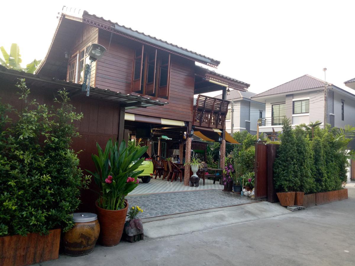 Ruenthip Homestay Bangkok Bagian luar foto