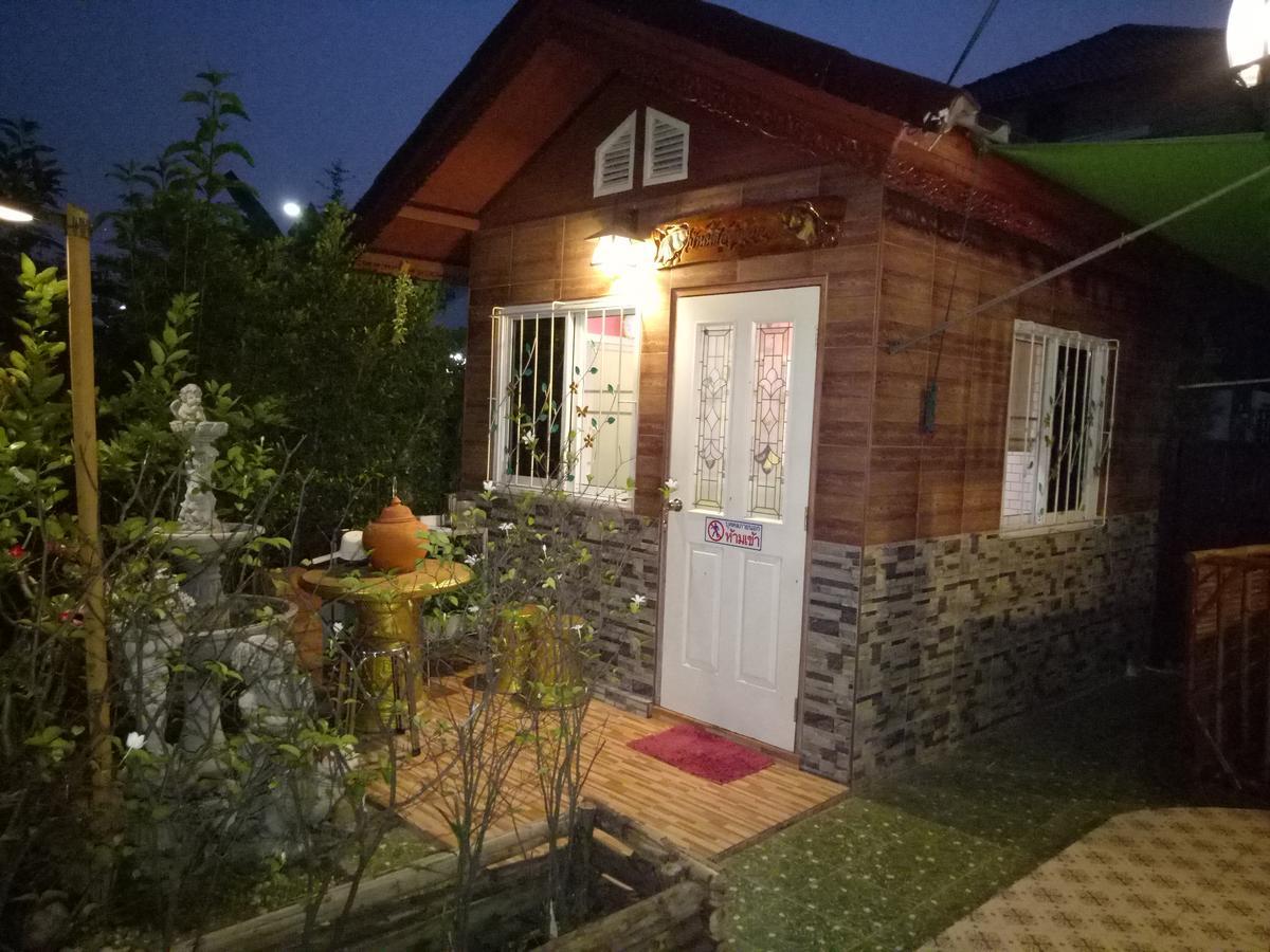 Ruenthip Homestay Bangkok Bagian luar foto