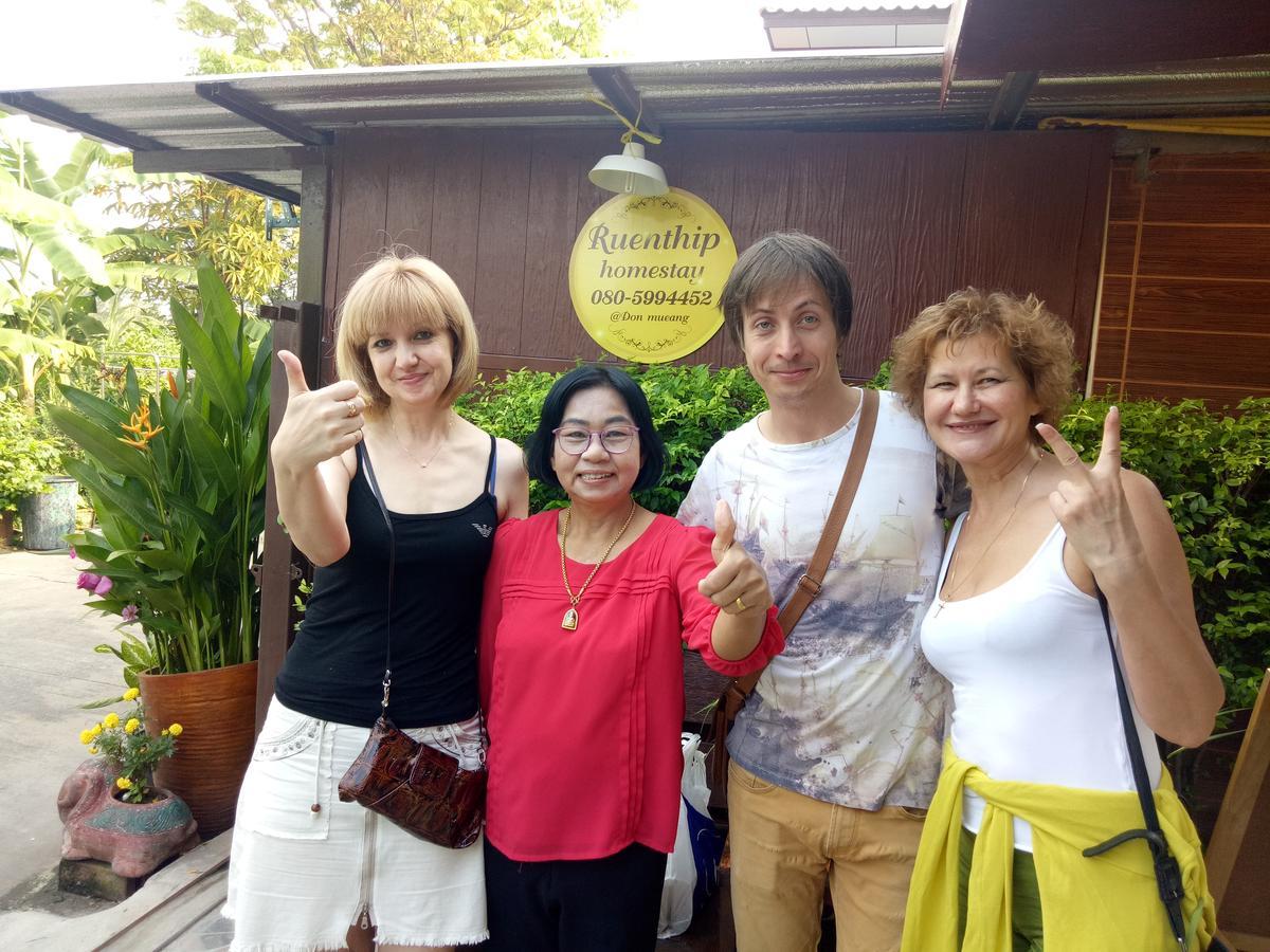 Ruenthip Homestay Bangkok Bagian luar foto