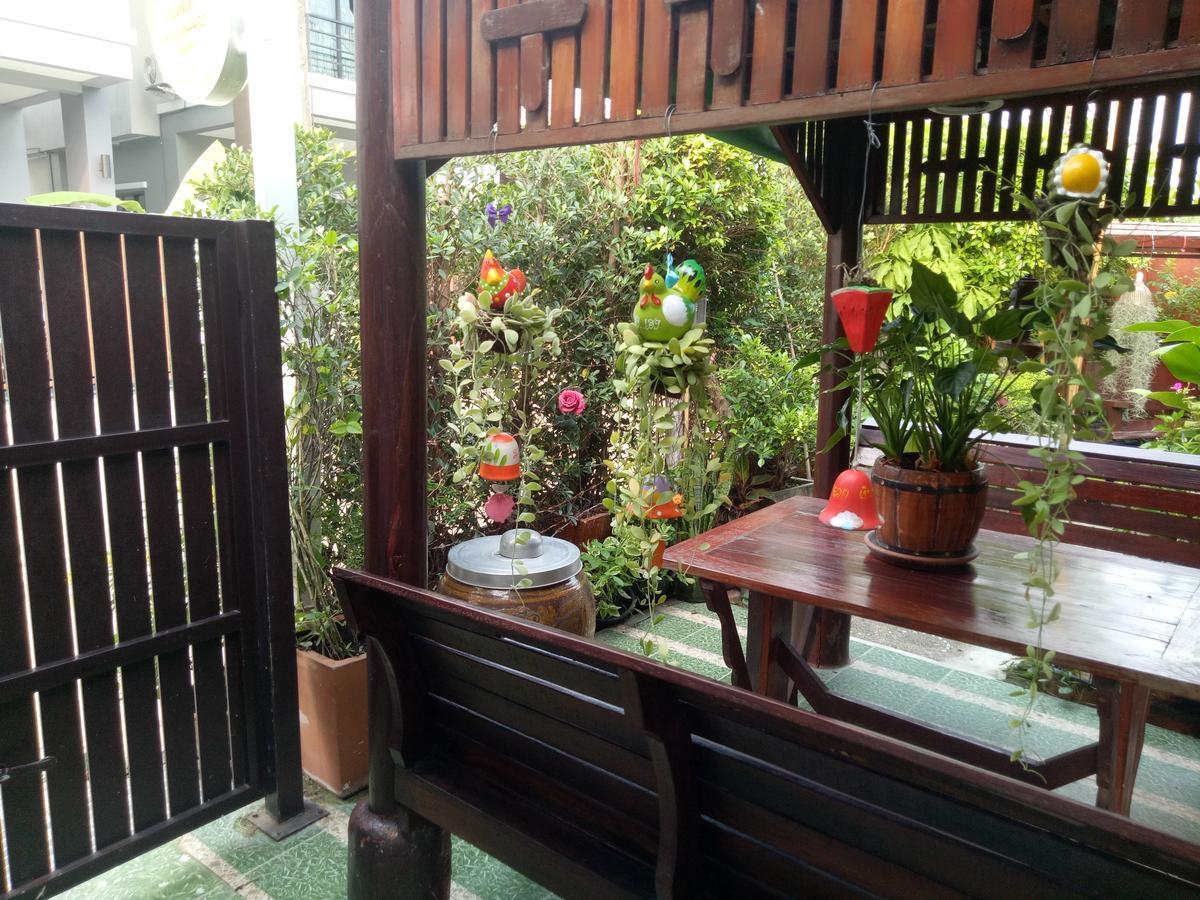 Ruenthip Homestay Bangkok Bagian luar foto