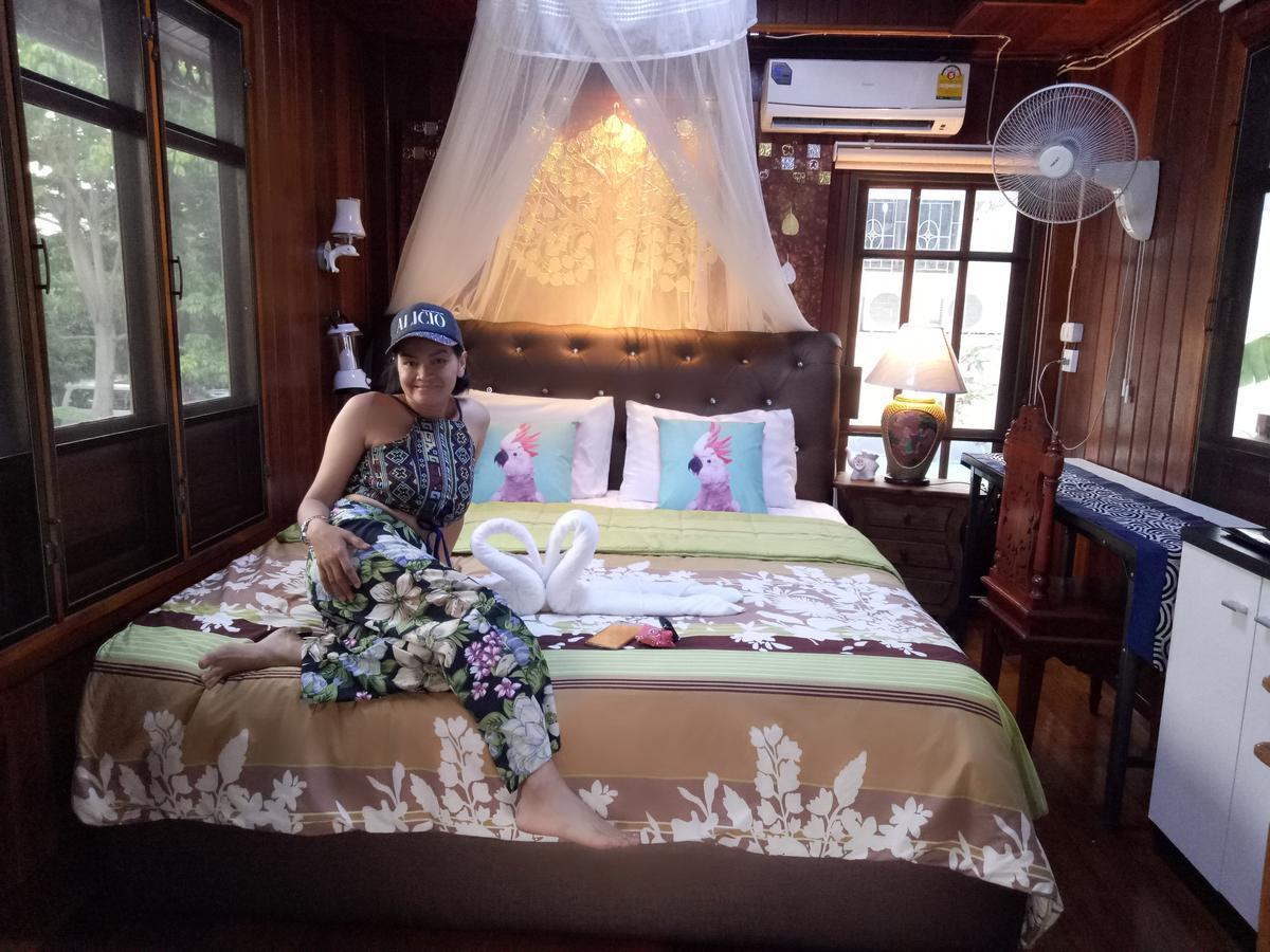 Ruenthip Homestay Bangkok Bagian luar foto