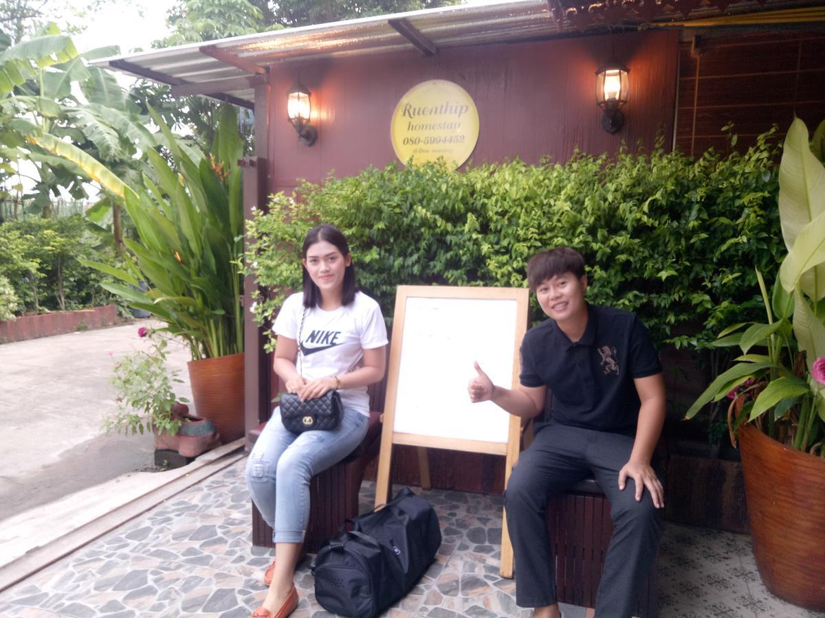 Ruenthip Homestay Bangkok Bagian luar foto